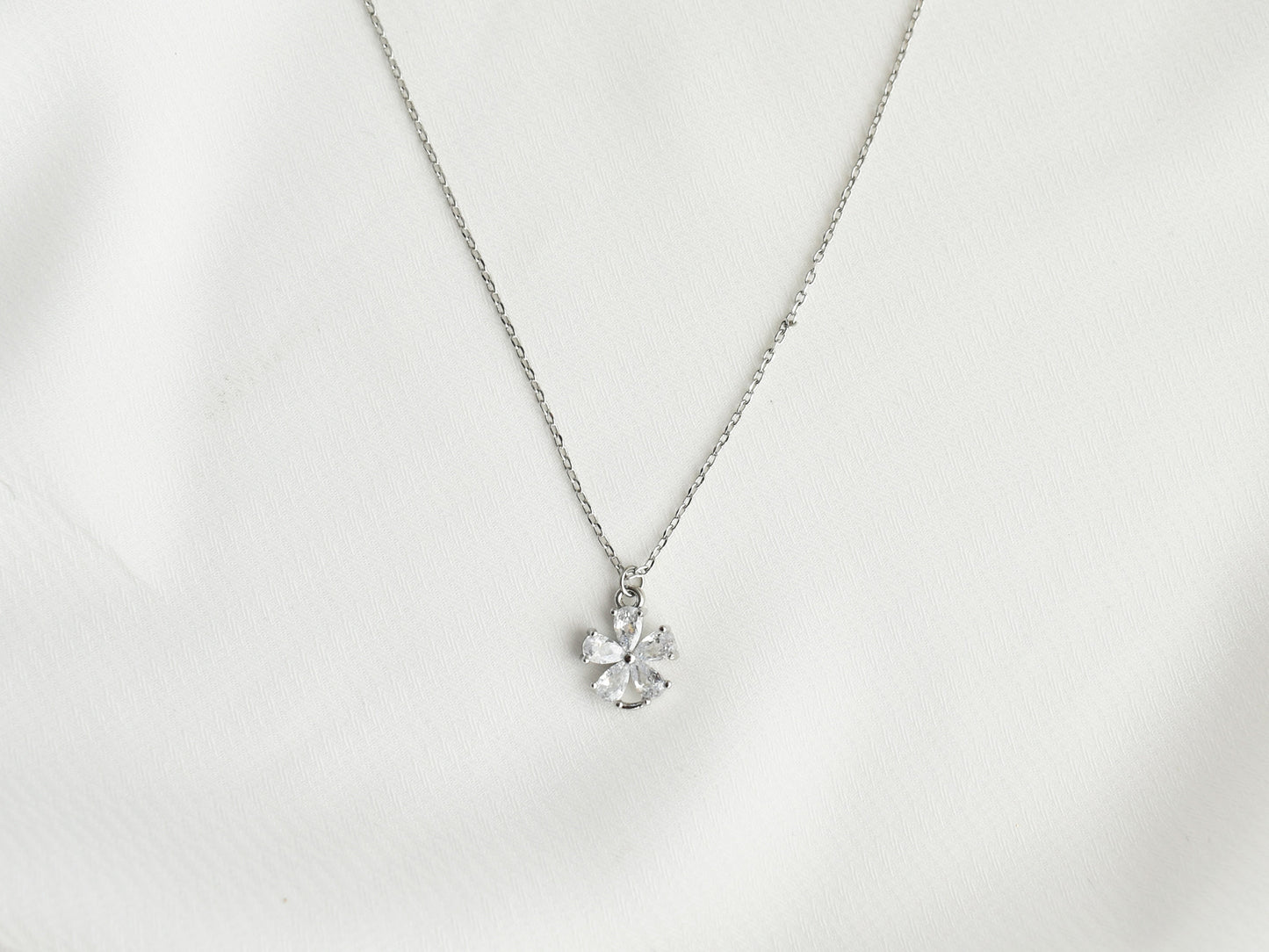 Silver Concaving Daisy Necklace