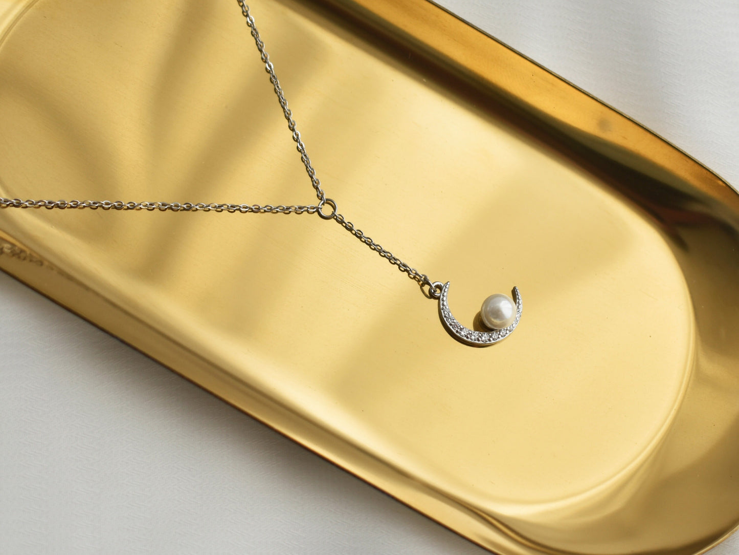 Suspension Crescent with Pearl Necklace