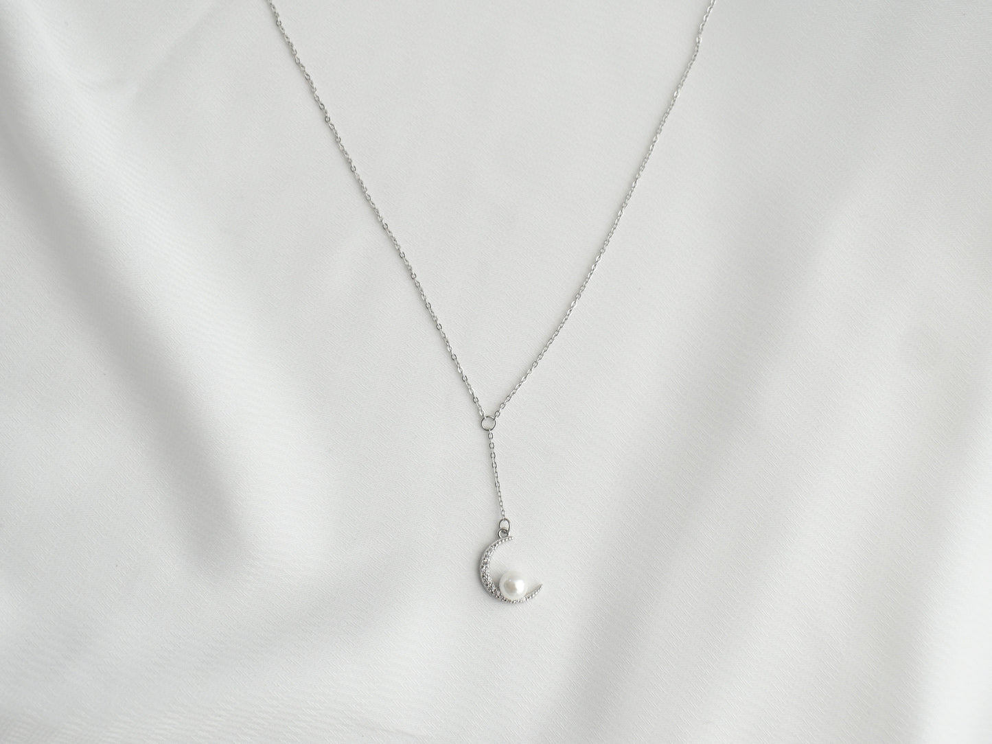 Suspension Crescent with Pearl Necklace