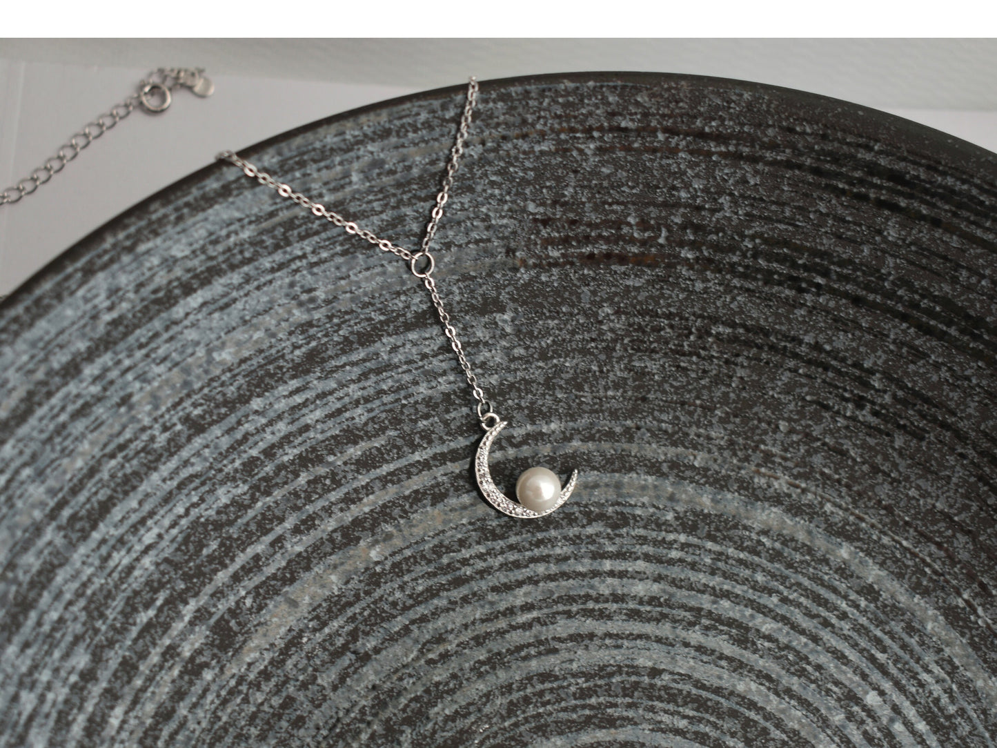 Suspension Crescent with Pearl Necklace
