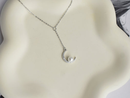 Suspension Crescent with Pearl Necklace