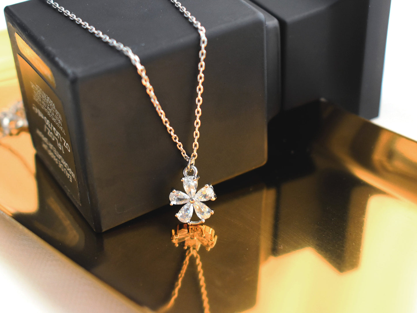 Silver Concaving Daisy Necklace