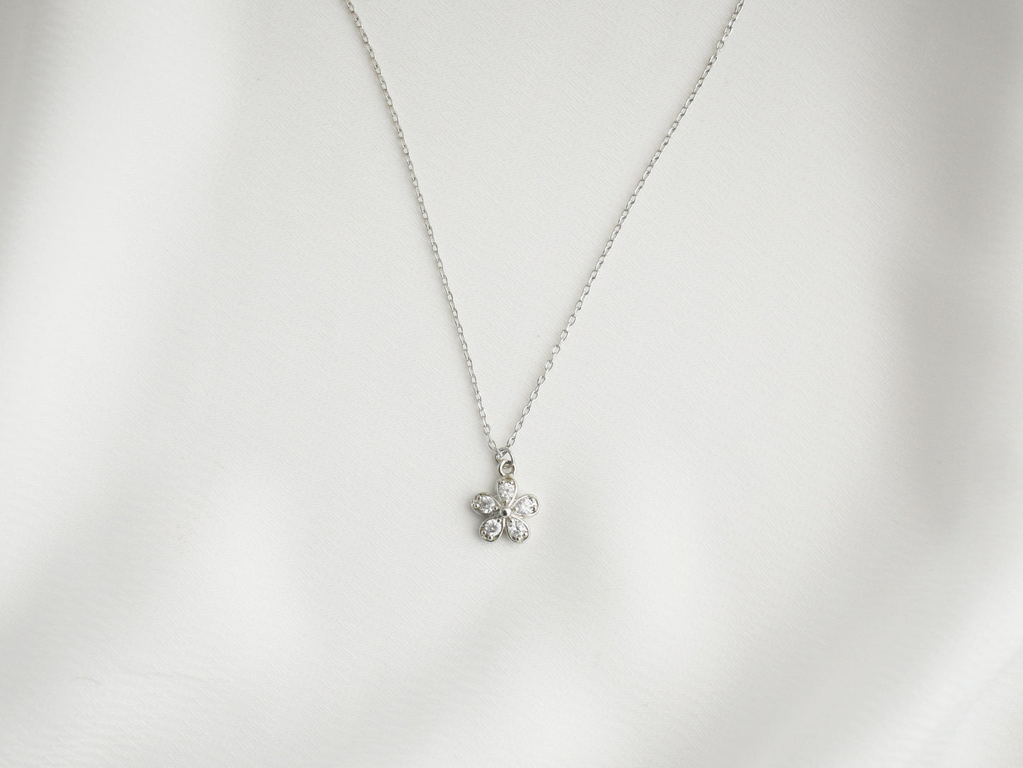 Protuding Daisy Flower Necklace