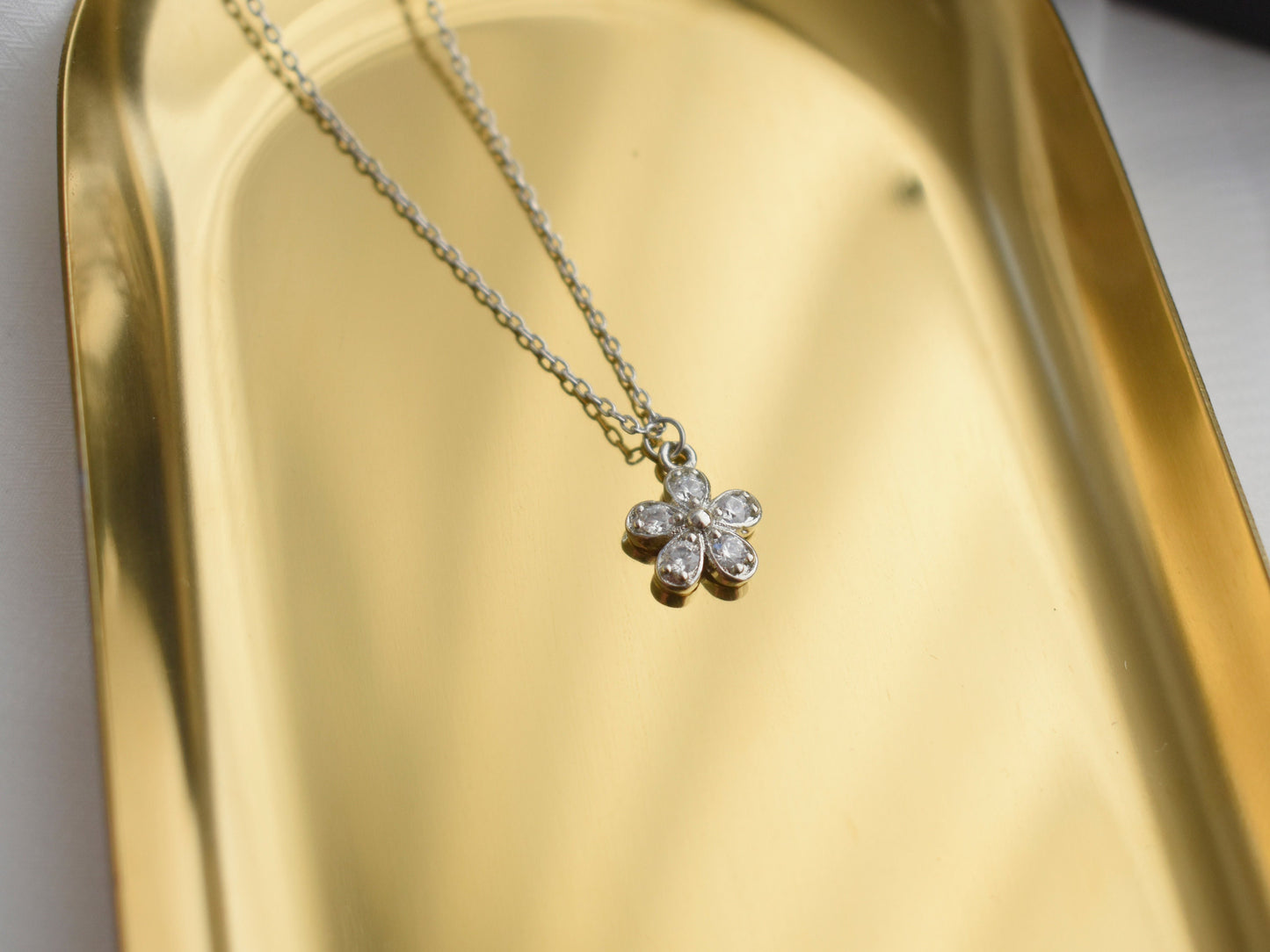 Protuding Daisy Flower Necklace