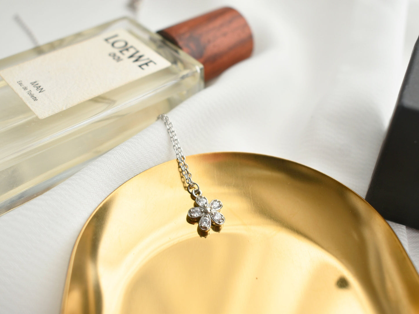 Protuding Daisy Flower Necklace